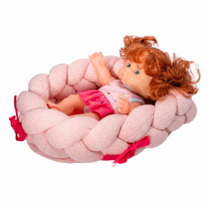 Muñeca bebé con cama de tela rosada para juego de rol infantil