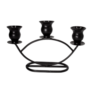 Candelabro decorativo negro de metal con tres porta velas y diseño curvo sobre base estable.