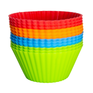 Moldes de silicona para cupcakes en varios colores con diseño acanalado para preparar porciones individuales.