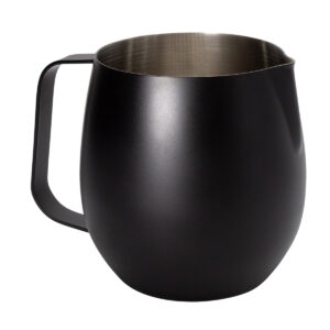 Jarro espumador metálico de 600 ml en color negro con asa ergonómica y boquilla de vertido.