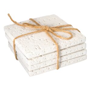Set de 4 bases cuadradas decorativas con acabado texturizado en color claro apiladas con cuerda decorativa