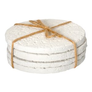 Set de 4 bases redondas decorativas con acabado texturizado en color claro atadas con cuerda decorativa